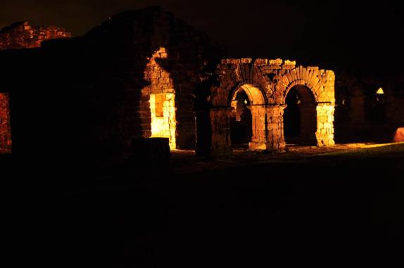 Iluminação noturna valoriza ainda mais as incríveis ruínas da Missão de Trinidad, no sul do Paraguai
